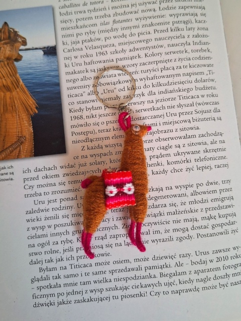 Brelok lama brązowy