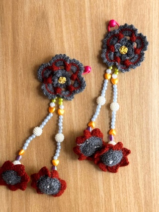 Gumka do włosów crochet wełniana z kwiatem boho – rękodzieło Peru