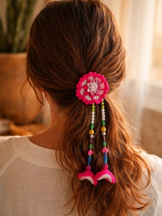 Gumka do włosów crochet wełniana z kwiatem boho – rękodzieło Peru