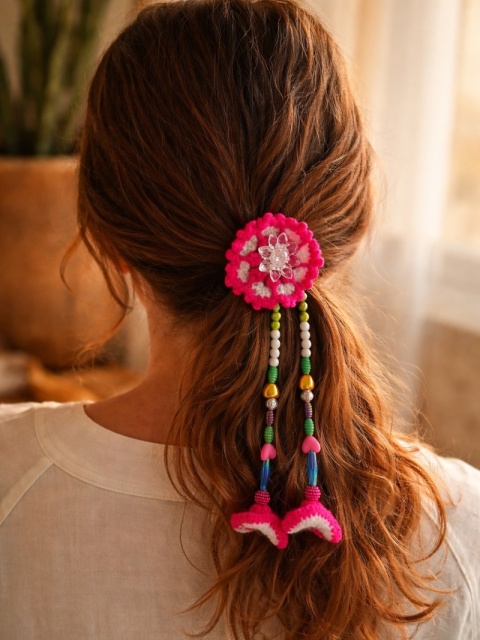 Gumka do włosów crochet wełniana z kwiatem boho – rękodzieło Peru