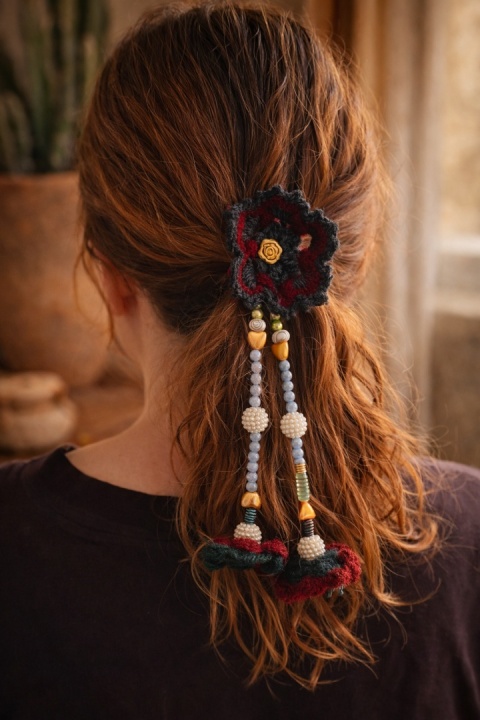 Gumka do włosów crochet wełniana z kwiatem boho – rękodzieło Peru