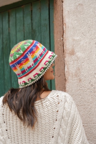 Kapelusz bucket z wełny wykonany na szydełku