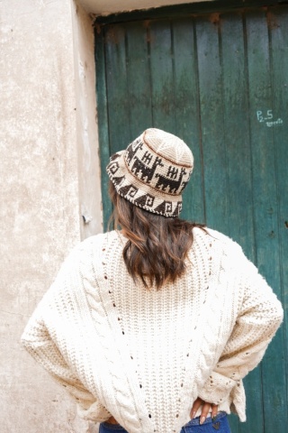 Kapelusz bucket z wełny wykonany na szydełku