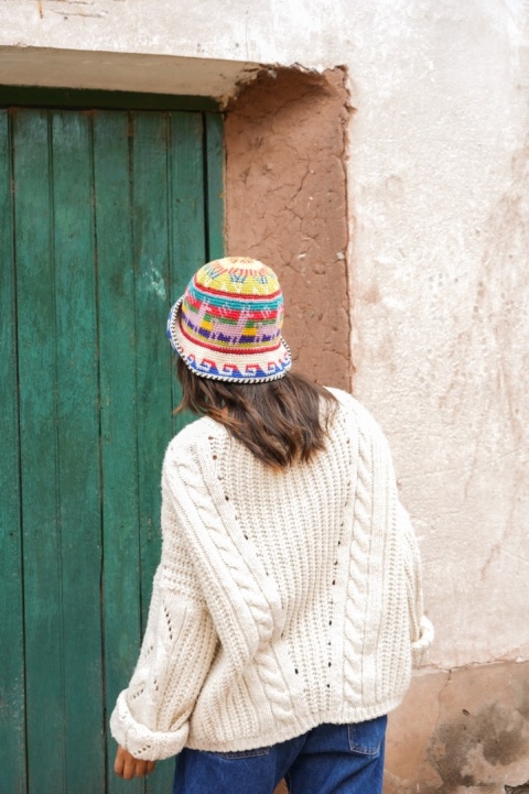 Kapelusz bucket z wełny wykonany na szydełku