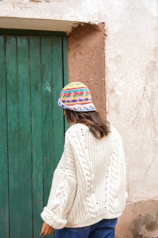 Kapelusz bucket z wełny wykonany na szydełku