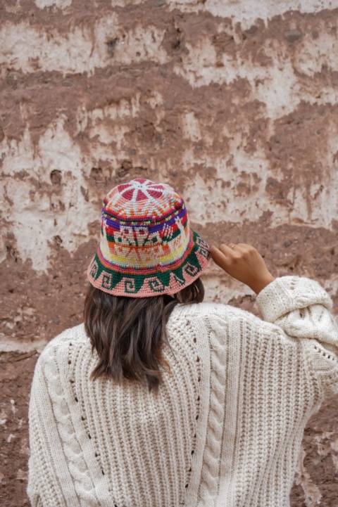 Kapelusz bucket z wełny wykonany na szydełku